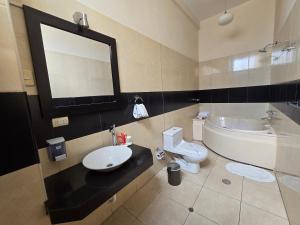 Koupelna v ubytování Pacific Suites Hotel