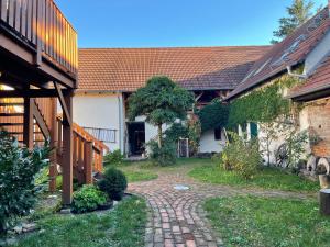 einen Innenhof eines Hauses mit einem Backsteinsteg in der Unterkunft Landdomizil Zeißig in Hoyerswerda