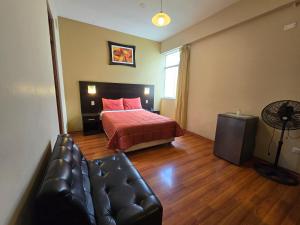 Postel nebo postele na pokoji v ubytování Pacific Suites Hotel