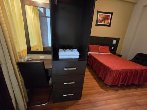 Postel nebo postele na pokoji v ubytování Pacific Suites Hotel