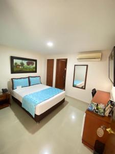 - une chambre avec un lit et une commode dans l'établissement Cabecera Country Hotel, à Bucaramanga