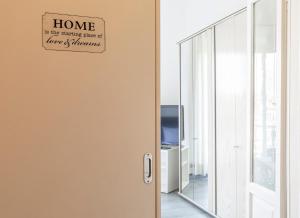 ein Schild an einer Wand neben einer Tür in der Unterkunft [Porta-Venezia/Milano Centrale]Luxury Apartment in Mailand