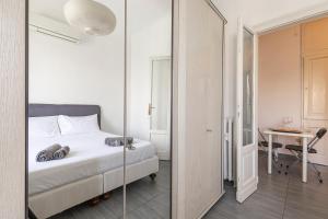 Schlafzimmer mit einem Bett und einem Spiegel in der Unterkunft [Porta-Venezia/Milano Centrale]Luxury Apartment in Mailand