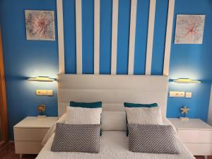 Posteľ alebo postele v izbe v ubytovaní BAJO en PRIMERA LÍNEA de VERA-PLAYA con piscina privada!
