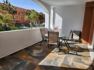 Balkón alebo terasa v ubytovaní BAJO en PRIMERA LÍNEA de VERA-PLAYA con piscina privada!