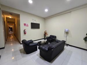 TV a/nebo společenská místnost v ubytování Pacific Suites Hotel