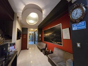 TV a/nebo společenská místnost v ubytování Pacific Suites Hotel