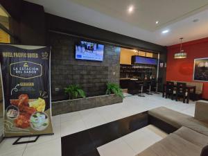 TV a/nebo společenská místnost v ubytování Pacific Suites Hotel