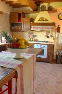 Cucina o angolo cottura di Stunning villa with pool, Jacuzzi and wonderful view