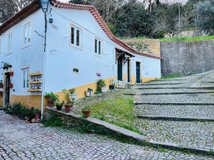 Um jardim em Pé do Castelo Casinha - pet friendly & garage