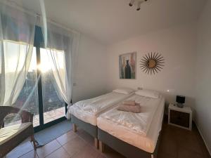 En eller flere senge i et værelse på El Rincón de Carmen + 29 billeder