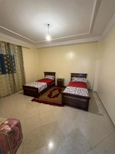 Habitación con 2 camas en una habitación con: en Apartement Boulevard Mohammed Derfoufi Oujda en Oujda