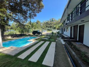 basen w ogrodzie obok budynku w obiekcie Hotel Azul Coral w mieście Cahuita