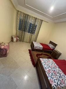 Habitación con 3 camas en una habitación en Apartement Boulevard Mohammed Derfoufi Oujda, en Oujda