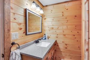 Un baño de Houtzdale Home with Shuffleboard and Pickleball! 24 fotos más