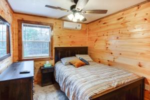 Cama o camas de una habitación en Houtzdale Home with Shuffleboard and Pickleball!