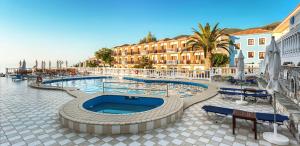 Bazén v ubytování Aeolos Hotel nebo v jeho okolí