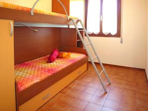 Letto a castello con scala in camera di Appartamenti Lira a Bibione