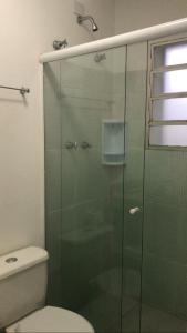 a bathroom with a glass shower with a toilet at Suíte em Hotel Cotia in Vargem Grande Paulista