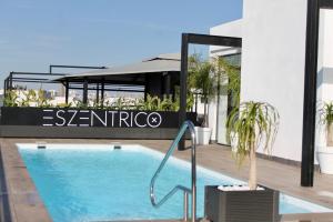 Bazén v ubytovaní esZentrico Suites Jerez alebo v jeho blízkosti