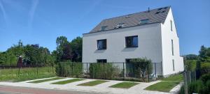 赫拉爾茲貝亨的住宿－B&B Blue Garden Geraardsbergen，前面有栅栏的白色房子