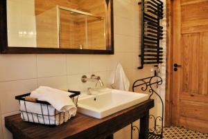 a bathroom with a sink and a mirror at Pokrzepka in Spychowo