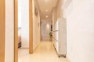 - un couloir d'une maison avec un réfrigérateur dans l'établissement Charmant appartement près de TGV, à Kenitra