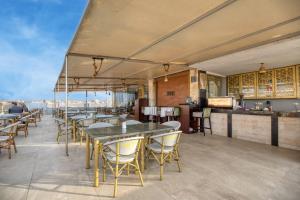 un ristorante con tavoli e sedie sul tetto di Mamlouk Pyramids Hotel a Il Cairo