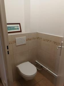 een badkamer met een wit toilet in een stal bij Le Majestic T2 ~ Clim à 5 min gare St Roch in Montpellier