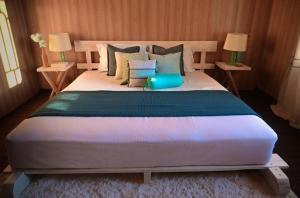 - une chambre avec un grand lit et des oreillers dans l'établissement Razhek, à Karimabad Hunza