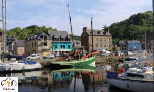 Le batelier Seh’loué في بليران: يتم رسو مجموعة من القوارب في الميناء