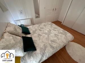 Un pat sau paturi într-o cameră la Le batelier Seh’loué