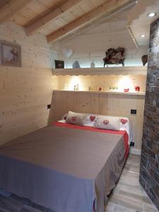 una camera da letto con letto in una camera in legno di Le Chalet des 3 Ours a Neuvecelle