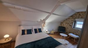Postel nebo postele na pokoji v ubytování Chambre Colomby Kaabi Marina