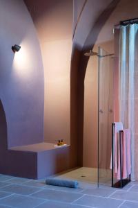 y baño con ducha y cortina de ducha. en Antica Masseria le Monache en Grottaglie