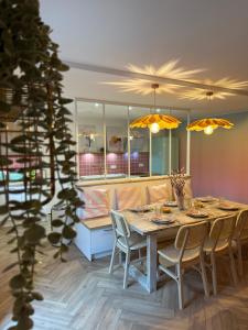 - une salle à manger avec une table et des chaises dans l'établissement Rainbow Houses, à Perros-Guirec