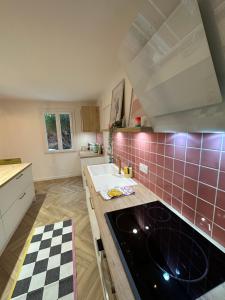 Nhà bếp/bếp nhỏ tại Rainbow Houses +41 ảnh