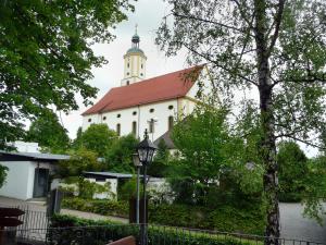 ein Gebäude mit einem Uhrenturm darauf in der Unterkunft Wallfahrtswirt in Wemding