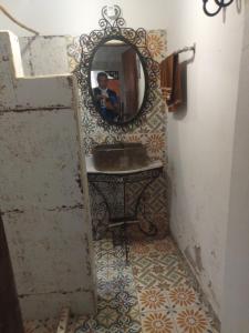 W łazience znajduje się umywalka i lustro. w obiekcie Las Hamacas (Hospedaje Rural) w mieście Villamaría