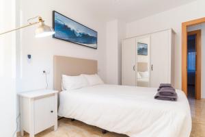 Postel nebo postele na pokoji v ubytování Trendy Homes Paseo Marítimo