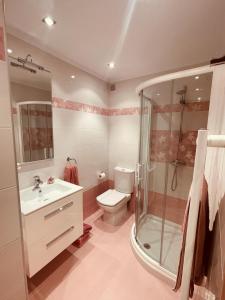 Un baño con ducha, inodoro y lavabo. en La Cava de Leuvino Frias, en Presencio 11 fotos más