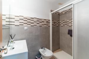 Koupelna v ubytování Trendy Homes Paseo Marítimo + 15 fotografií