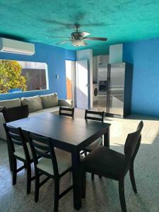 y sala de estar con mesa de comedor y sillas. en 6 bedsroom 3 baths beach shopping Carolina Puerto Rico by Rentalspr, en Carolina