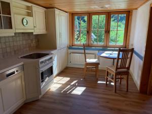 Köök või kööginurk majutusasutuses Nagelfluh