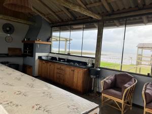 Habitación con cocina y vistas al océano. en Quiosque beira da lagoa, en Terra de Areia