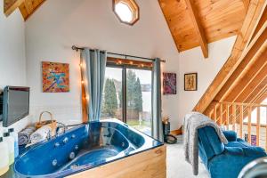 Fotografia z galérie ubytovania Riverfront A-Frame Cabin in Troy with Pool and Dock! v destinácii Troy