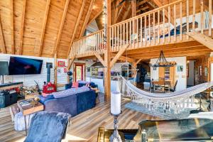 Posedenie v ubytovaní Riverfront A-Frame Cabin in Troy with Pool and Dock!