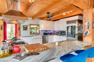 Posedenie v ubytovaní Riverfront A-Frame Cabin in Troy with Pool and Dock!
