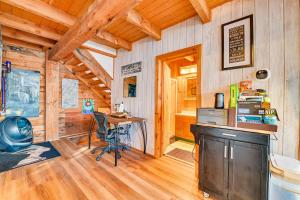 Fotografia z galérie ubytovania Riverfront A-Frame Cabin in Troy with Pool and Dock! v destinácii Troy