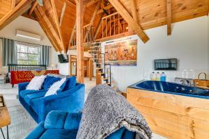 Posedenie v ubytovaní Riverfront A-Frame Cabin in Troy with Pool and Dock!